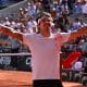 Thiago Wild abre os braços e comemora a vitória sobre Daniil Medvedev na estreia da chave principal de Roland Garros