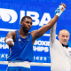 Wanderley Pereira tem o braço erguido no Mundial de boxe masculino
