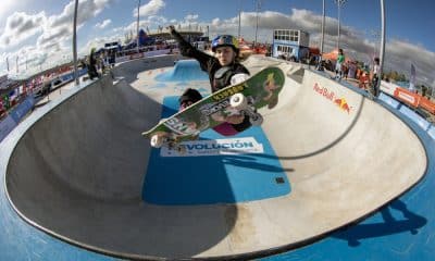 Yndiara Asp faz manobra no Pro Tour de skate park em San Juan