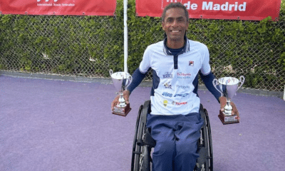 Ymanitu Silva com dois troféus obtidos em evento da Gira Europeia de tênis em cadeira de rodas, um ao lado de Leandro Pena