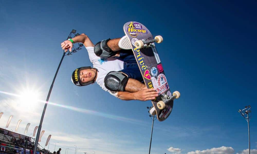 Augusto Akio voa com seu skate em volta do Pro Tour de San Juan de skate park santiago 2023