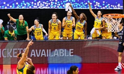 Banco da seleção do Brasil comemora ponto na Americup Feminina de basquete