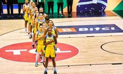 Brasil - seleção feminina de basquete perfilada para a execução do hino nacional antes de jogo da Americup