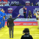 Equipes de Brasil e Geórgia alinhadas na hora do resultado do duelo entre os times no Mundial de judô