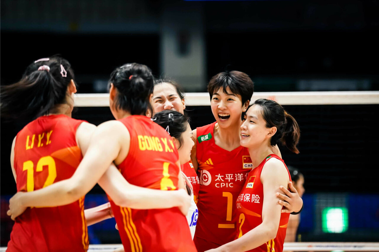 Jogadoras da China comemoram vitória na VNL