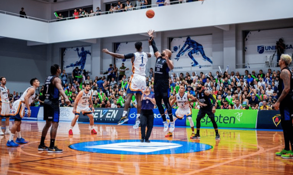 Jogadores de Unifacisa e Franca disputam a bola no início de jogo no NBB