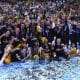 Equipe do Gran Canaria comemora com o troféu da Eurocup de basquete masculino
