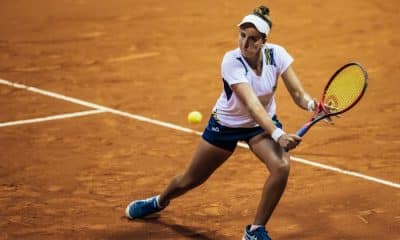 Ingrid Martins ataca bola em quadra de saibro. Ela jogará pela primeira vez em Roland Garros
