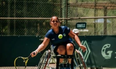 Jade Lanai ataca a bola em jogo da Copa do Mundo de tênis em cadeira de rodas