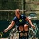 Jade Lanai ataca a bola em jogo da Copa do Mundo de tênis em cadeira de rodas