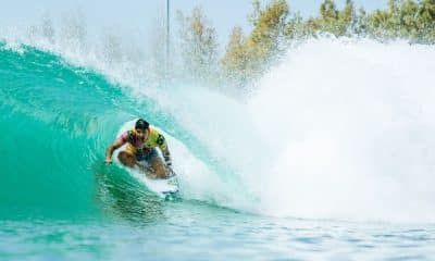 Gabriel Medina pega um tubo em etapa da WSL no Surf Ranch Brazilian Storm