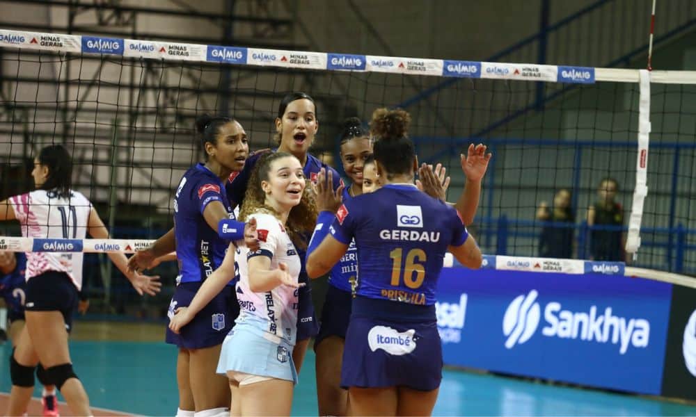 Atletas do Minas comemoram ponto contra o Olympic no Sul-Americano de Clubes de Vôlei feminino