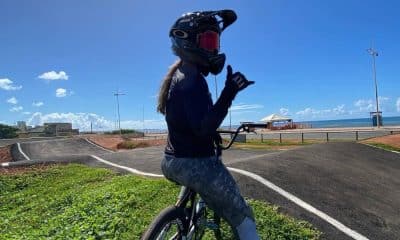 Paola Reis posa para foto ao lado de pista de ciclismo BMX