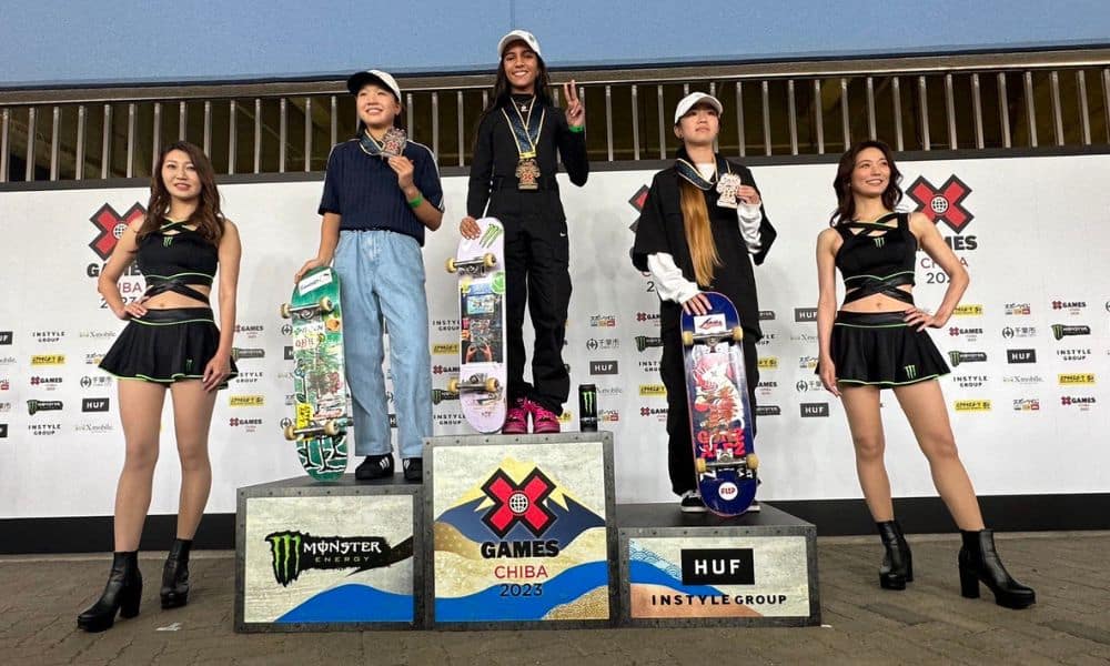 Rayssa Leal com as demais atletas no pódio dos X-Games de Chiba