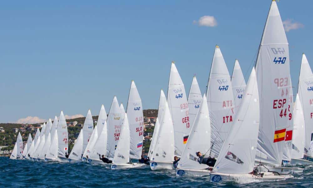 Largada de prova do Europeu de 470. Entre os barcos, está o de Ana Barbachan e Rodrigo Duarte