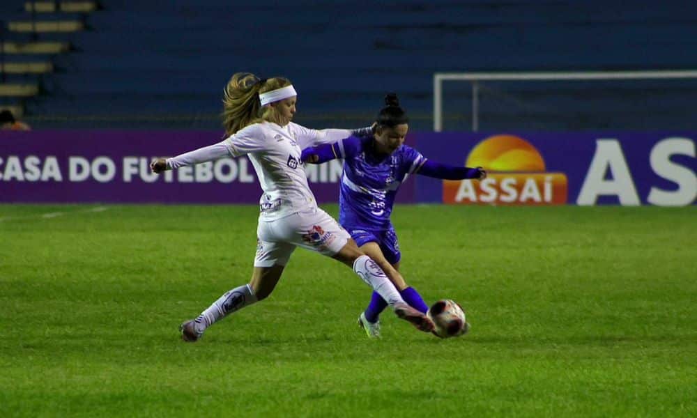 Jogadoras de Santos e São José disputam a bola em jogo do Paulistão Feminino