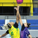 Sassá, do Santo André, disputa bola com atleta de Blumenau no início da partida pela LBF