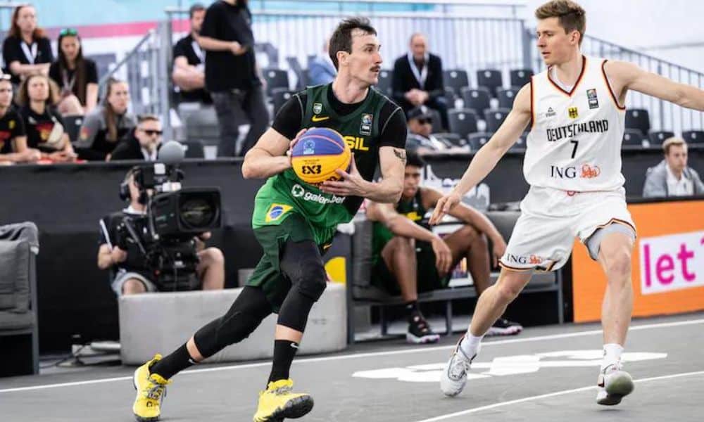 Socas em ação no duelo entre Brasil e Alemanha na Copa do Mundo de basquete 3x3