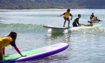 surfe adaptado em prática no Festival Paralímpico para Los Angeles 2028