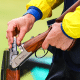 Foto de atirador colocando munição na arma - Leonardo Lustoza, Artur Fortunato e Emanuel Munaretto na fossa olímpica da Copa do Mundo de tiro esportivo