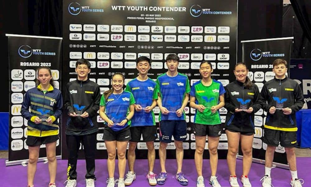 Duplas do Brasil posam para foto com seus troféus do WTT Youth Contender de Rosário