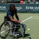 Ymanitu silva faz devolução no jogo entre Brasil e Tailândia da Copa do Mundo de tênis em cadeira de rodas