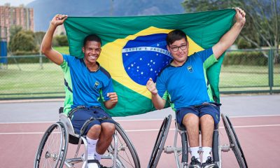 Luiz Augusto Calixto e Lorenzo Godoy com bandeira do Brasil após medalha no tênis em cadeira de rodas no Parapan de Jovens