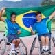 Luiz Augusto Calixto e Lorenzo Godoy com bandeira do Brasil após medalha no tênis em cadeira de rodas no Parapan de Jovens