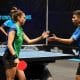 Dupla mista Vitor Ishiy e Bruna Takahashi se cumprimentam durante partida no WTT Contender de Túnis de tênis de mesa