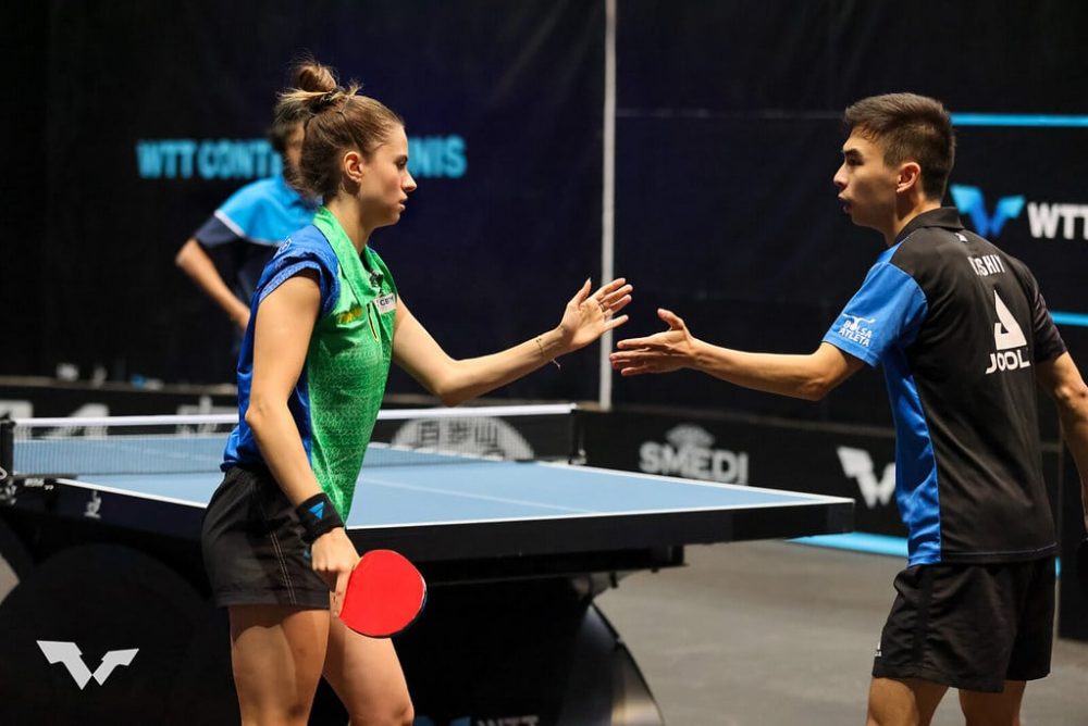 Dupla mista Vitor Ishiy e Bruna Takahashi se cumprimentam durante partida no WTT Contender de Túnis de tênis de mesa