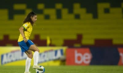 Angelina jogando com a seleção brasileira de futebol feminino