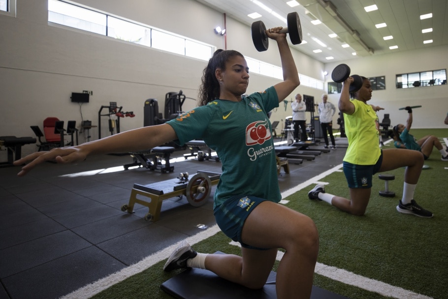 Angelina levanta haltere durante sessão de treino na Granja Comary