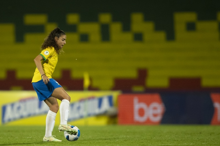 Angelina jogando com a seleção brasileira de futebol feminino