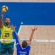 Alan atacando bola no jogo entre Brasil e França pela Liga das Nações de Voleibol masculino