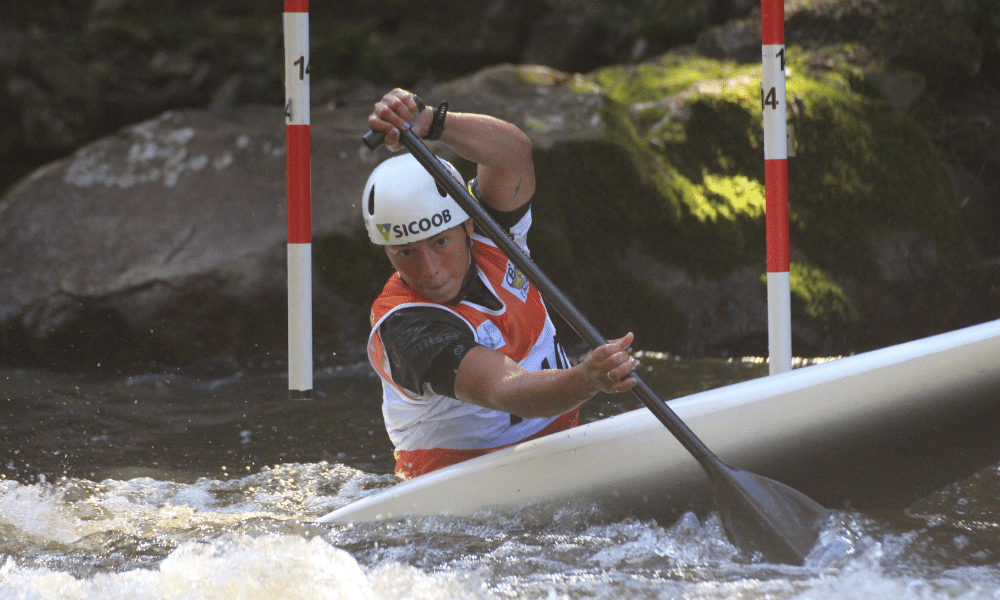Ana Sátila durante disputa do C1 na Copa do Mundo de canoagem slalom. Omira Estácia competiu