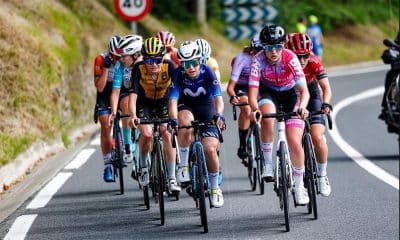 Na imagem, Ana Vitória, de rosa, pedalando à frente do pelotão de ciclistas. Giro d'Italia