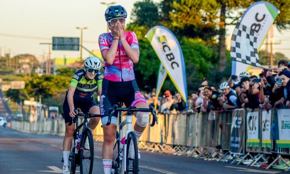 Ana Vitória Magalhães emocionada na linha de chegada no Campeonato Brasileiro de Ciclismo de Estrada
