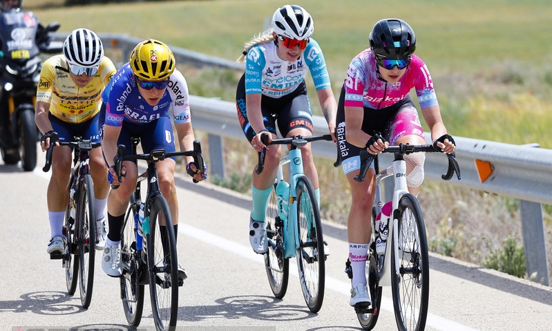 Na imagem, Ana Vitória Magalhães, com a roupa rosa, pedalando com mais três ciclistas a sua direita.