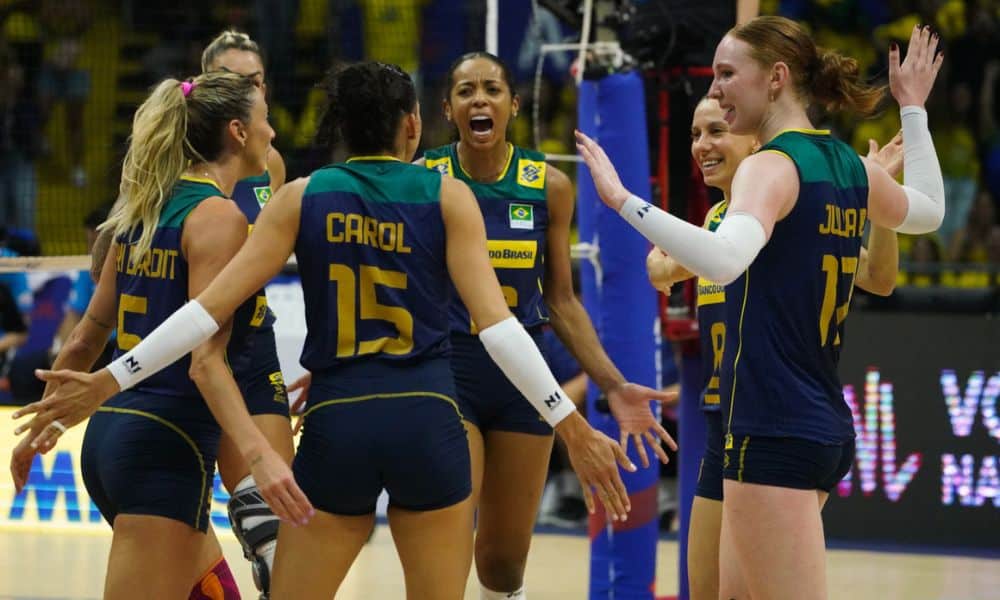 Jogadoras do Brasil comemoram ponto contra a Sérvia na Liga das Nações de vôlei feminino VNL