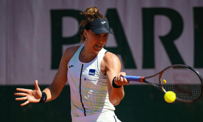 Bia Haddad Maia com raquete e bolinha em Roland Garros
