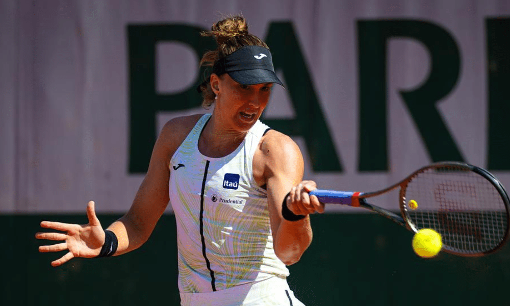 Bia Haddad Maia com raquete e bolinha em Roland Garros