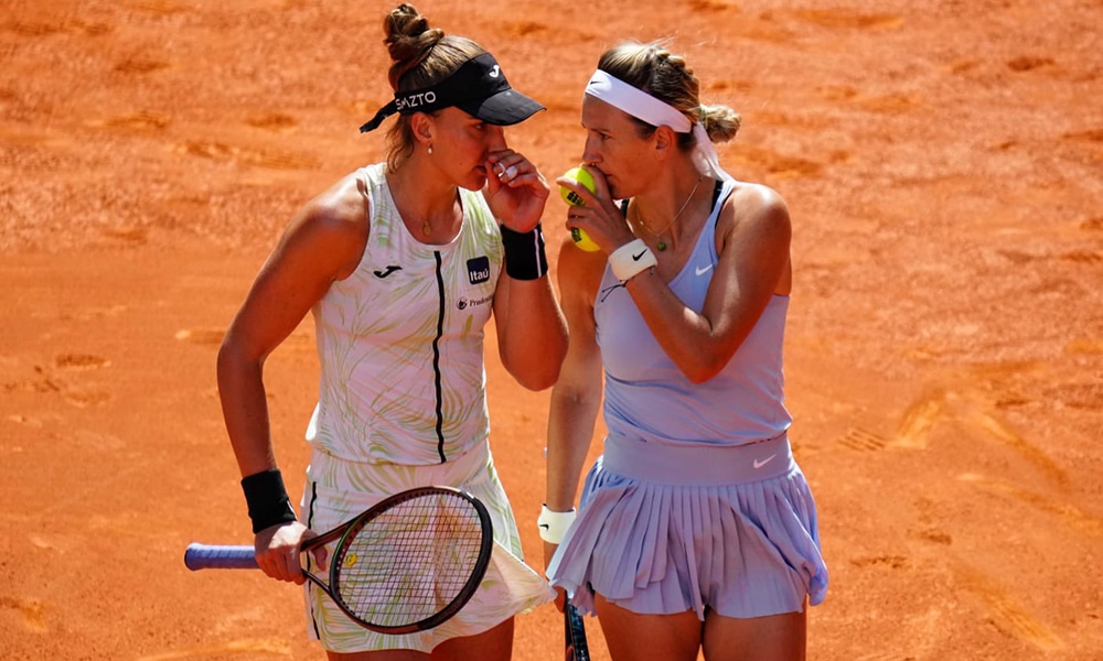 Na imagem, Bia Haddad e Victoria Azarenka conversam na quadra de saibro.