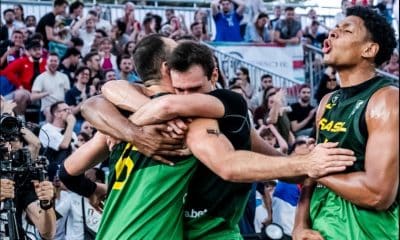 Na imagem, jogadores do Brasil se abraçando após a vitória.