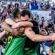 Na imagem, jogadores do Brasil se abraçando após a vitória.