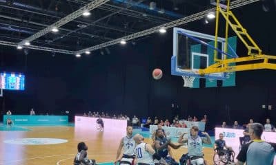 Na imagem, jogadores de Brasil e Itália disputam rebote durante o Mundial de basquete em cadeira de rodas | Foto: Divulgação/CBBC tabela basquete em cadeira de rodas masculino basquete em CR masculino jogos parapan-americanos santiago 2023