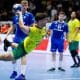 Na imagem, atleta do Brasil arremessando a bola em direção ao gol de Ilhas Faroe.