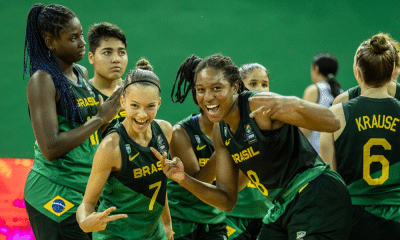 Sther Ubaka e Nicolly Sanches pousam para foto após vitória do Brasil na AmeriCup sub-16 de basquete feminino