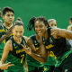Sther Ubaka e Nicolly Sanches pousam para foto após vitória do Brasil na AmeriCup sub-16 de basquete feminino