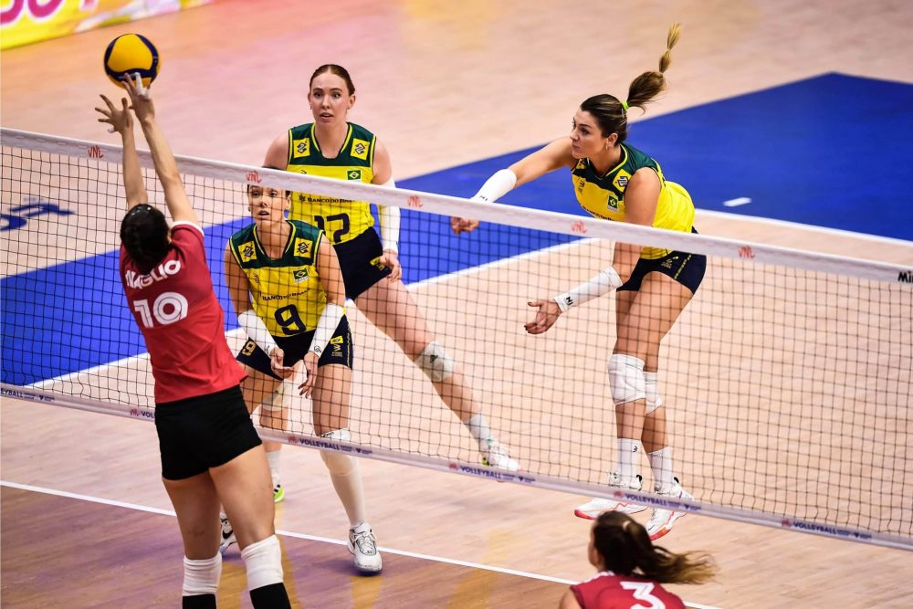 Rosamaria atacando no jogo Brasil e Canadá pela Liga das Nações de vôlei feminino