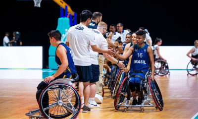 Jogadoras do Brasil cumprimentam adversárias no Mundial de basquete em cadeira de rodas